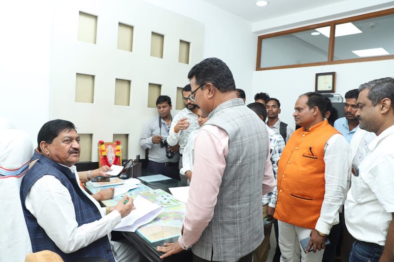 (रायपुर) भाजपा सहयोग केंद्र में मंत्री बघेल ने किया आवेदनों का निराकरण