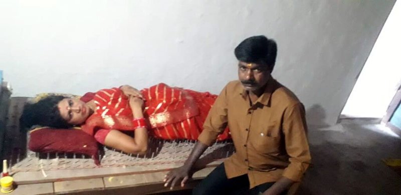 (कोरबा) शारदीय नवरात्रि पर कील के खाट पर लेट कर रही माता की सेवा