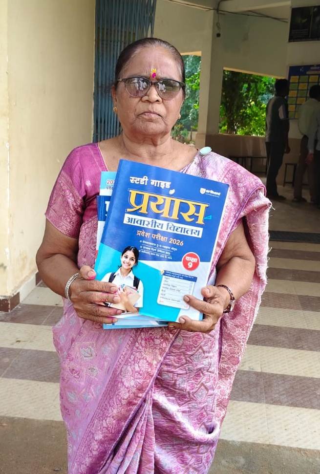 (रायपुर) लेडी हेल्थ विजिटर से सेवा निवृत्त 72 वर्षीया ने विद्यालय में मनाया जन्म दिन