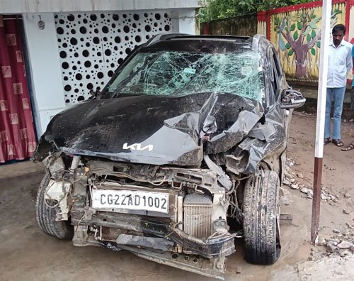 (बलौदाबाजार) शराब के नशे में कार चालक युवक ने कई गाडिय़ों को ठोंका