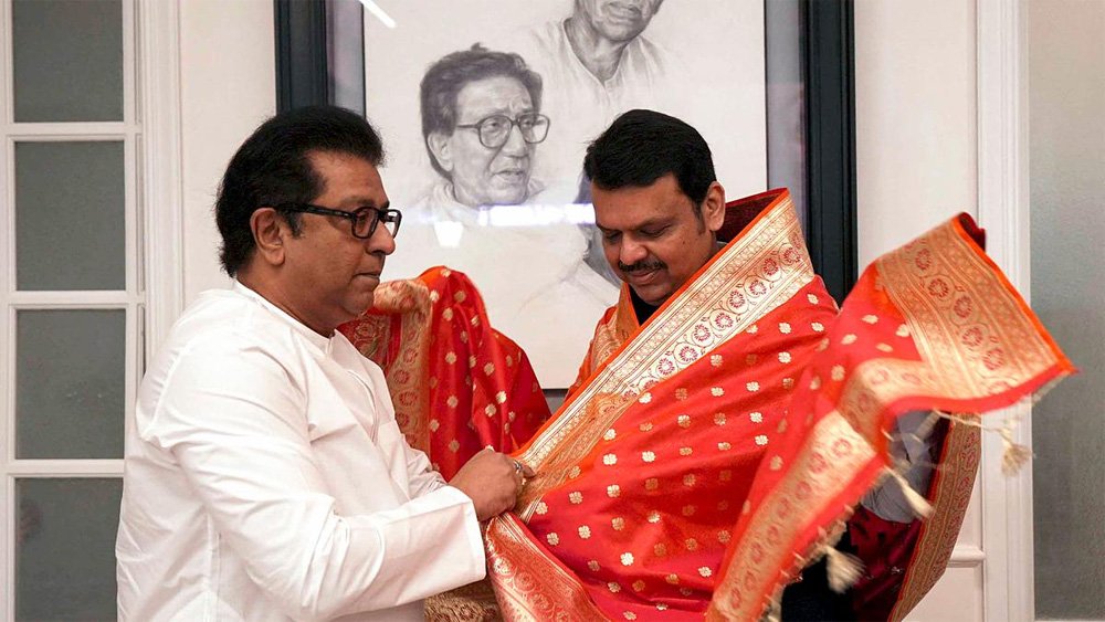 देवेंद्र फडणवीस और राज ठाकरे के बीच डेढ़ घंटे हुई मुलाकात, लग रही हैं कई अटकलें