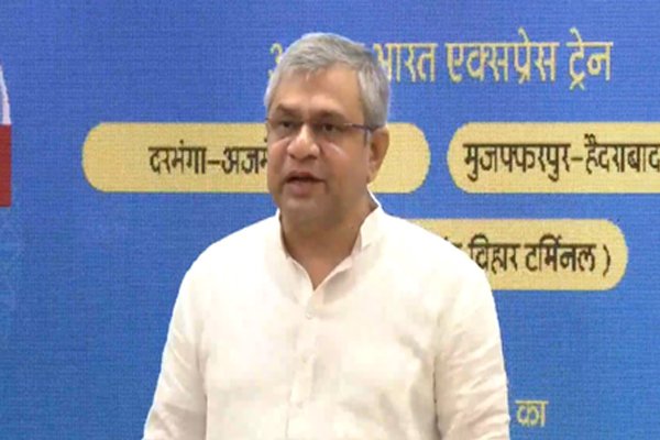 दिल्ली : रेल मंत्री ने 7 ट्रेनों को दिखाई हरी झंडी, छठ पूजा को लेकर किया बड़ा ऐलान