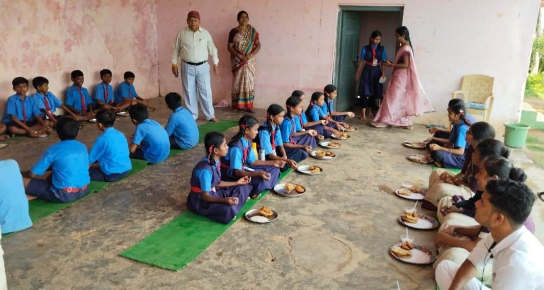 (नगरी) माध्यमिक शाला गोरेगांव में नेवता भोज का आयोजन