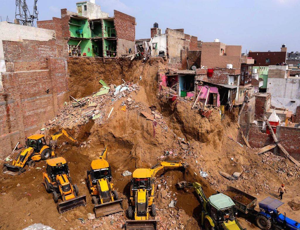 उत्तर प्रदेश के मथुरा में 6 मकान ढहे; 3 की मौत, करीब 12 लोग दबे