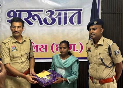  (गरियाबंद) नगरी एरिया कमेटी की सचिव और 8 लाख रूपये ईनामित महिला नक्सली जानसी ने परिवार सहित पुलिस अधीक्षक गरियाबंद के समक्ष किया आत्मसमर्पण