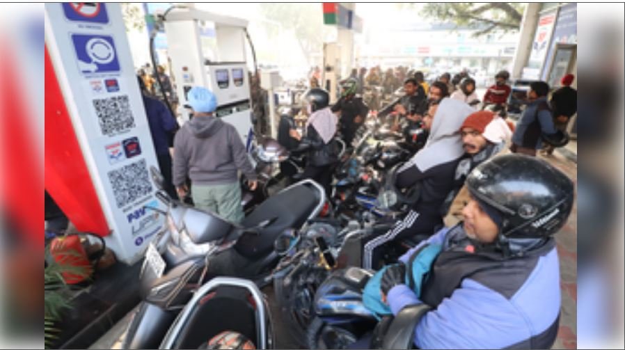 देश में अप्रैल में आर्थिक गतिविधियों ने पकड़ी रफ्तार, पेट्रोल और डीजल की खपत बढ़ी