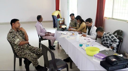 (राजनांदगांव) रजत जयंती के अवसर पर राजनांदगांव पुलिस ने किया रक्तदान