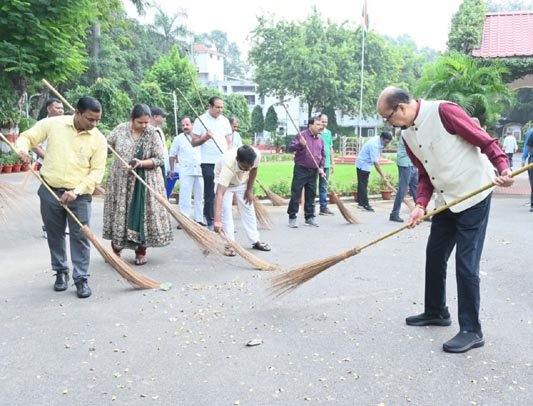 (रायपुर)   राज्यपाल डेका ने गांधी जयंती पर की साफ-सफ ाई