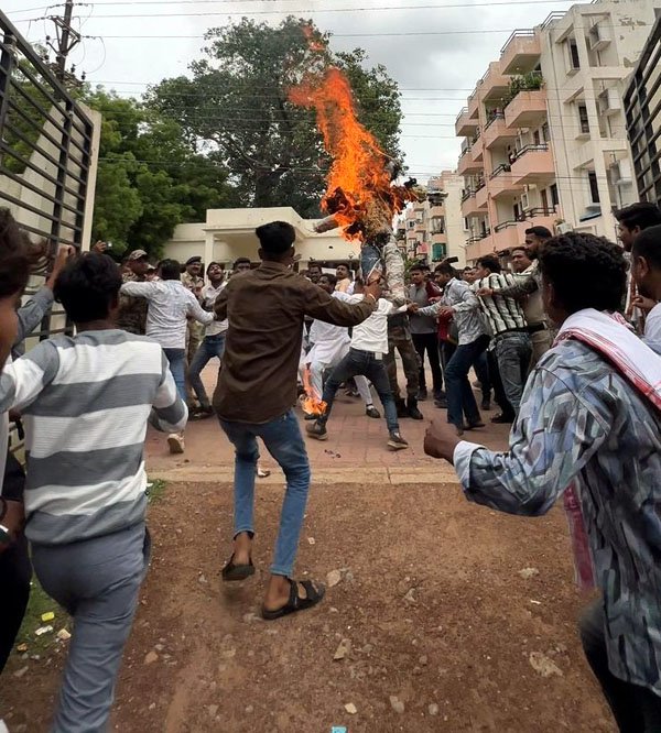 (धमतरी) एनएसयूआई ने मुख्यमंत्री का पुतला दहन कर सरकार की शिक्षा-विरोधी नीतियों के विरुद्ध प्रदर्शन किया