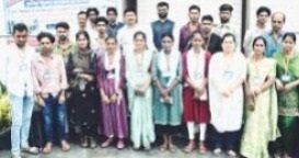  (रायपुर) उद्यमिता विकास कार्यक्रम में कारीगरों को दी गई जानकारी