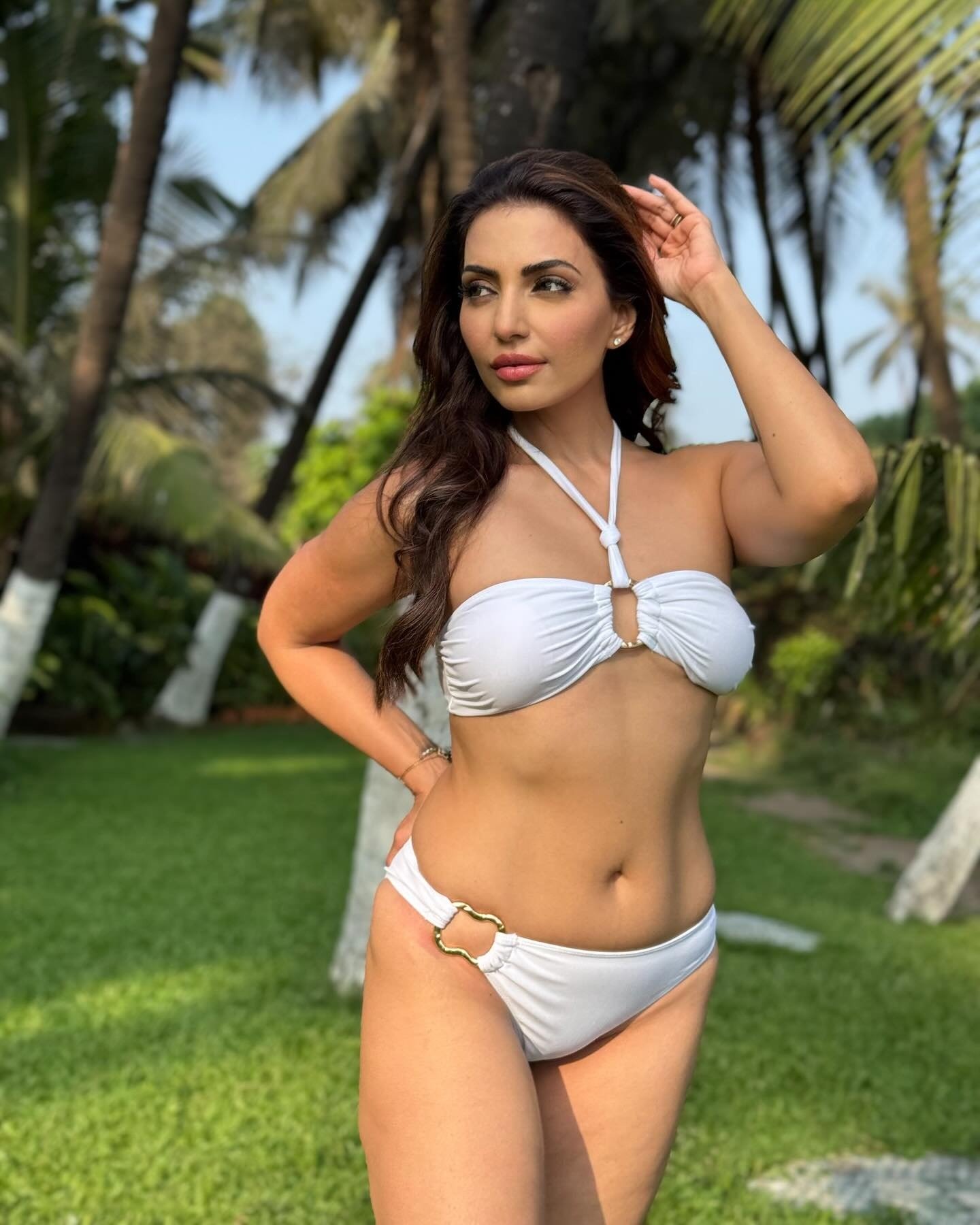 नविना बोले ने व्हाइट बिकिनी में कराया हॉट फोटोशूट, इंस्टाग्राम पर शेयर की बोल्ड तस्वीरें