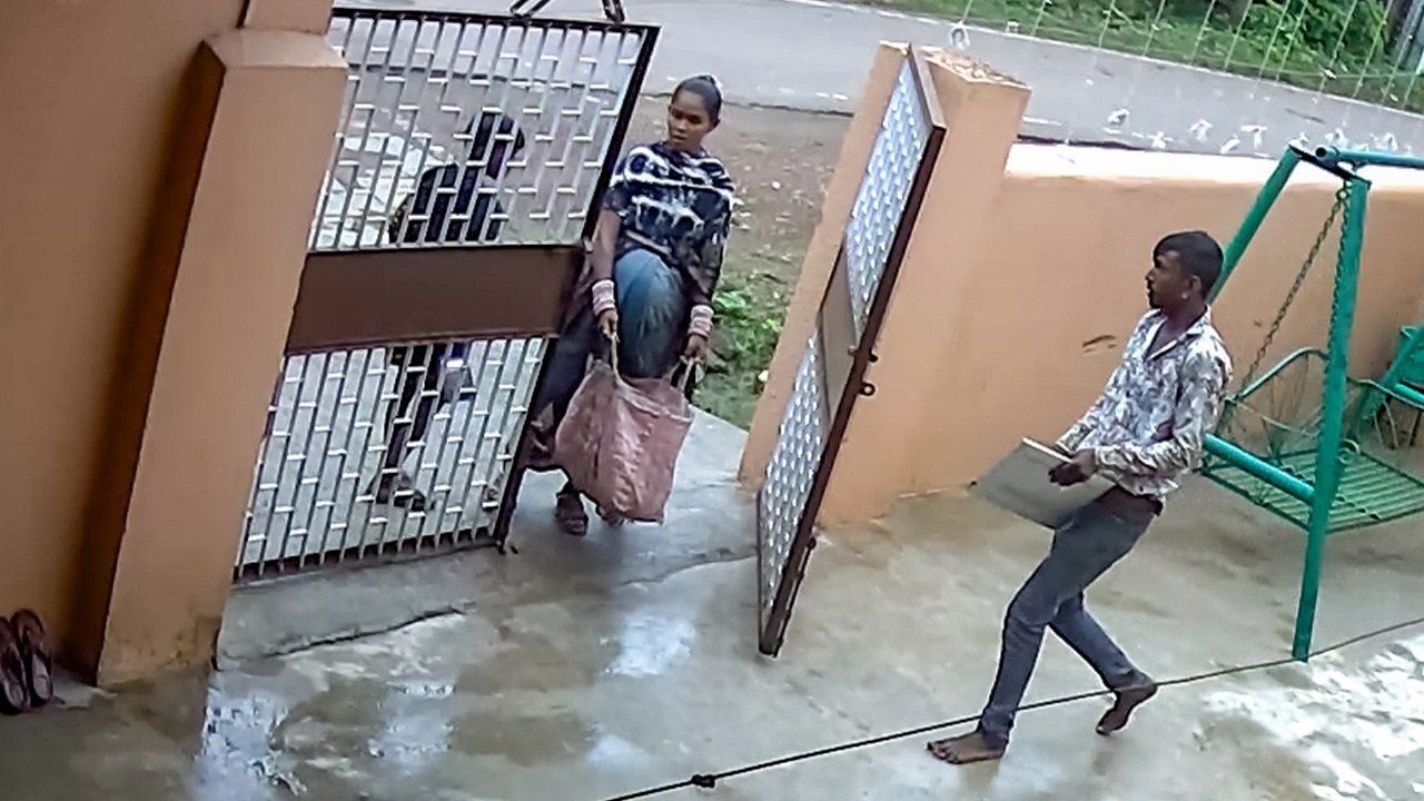 (भिलाई) सेक्टर-1 में भिखारी के वेश में घुसे चोरों का गिरोह, घर से लैपटॉप चोरी सीसीटीवी  में महिला और बच्चा भी नजर आए