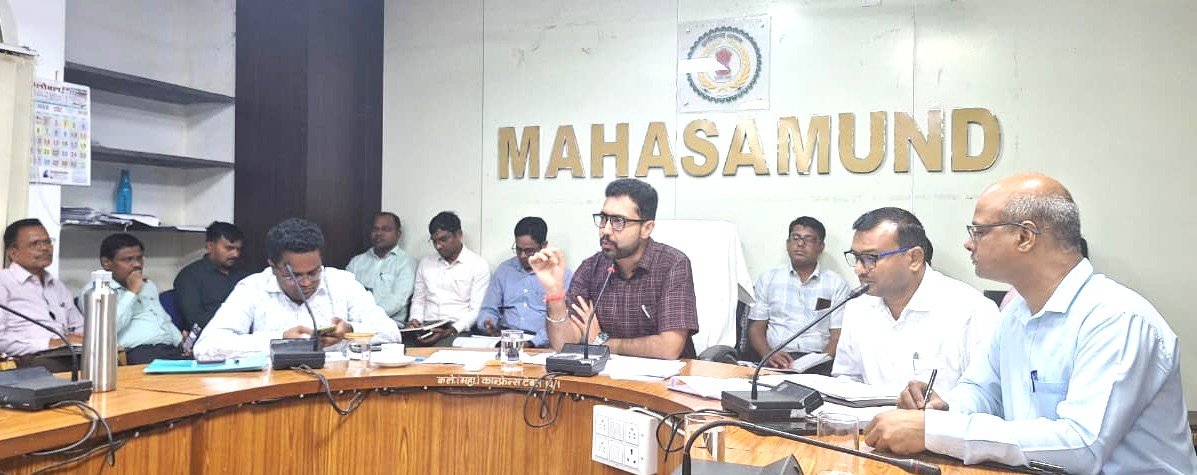 (महासमुंद )  समय-सीमा की बैठक में कलेक्टर  विनय लंगेह ने दिए निर्देश