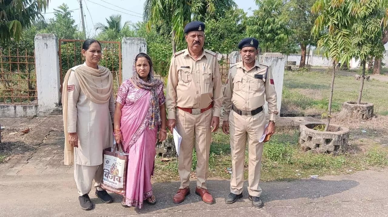 (सारंगढ़-बिलाईगढ़) उपसरपंच की पत्नी अवैध शराब बेचते गिरफ्तार