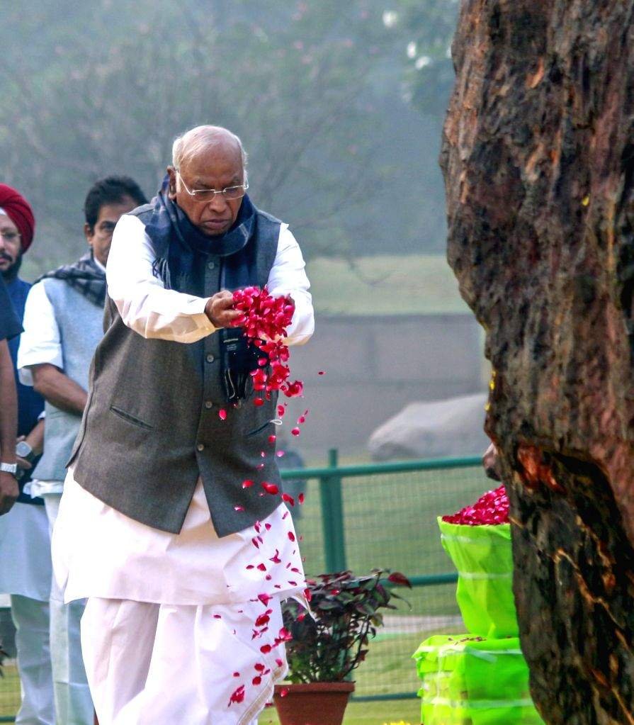 भूतपूर्व पीएम इंदिरा गांधी की जयंती आज, प्रधानमंत्री मोदी और खडग़े ने किया याद