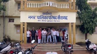 (खैरागढ़) खैरागढ़ में जलसंकट गहराया : मटका फ ोड़कर किया विरोध, 37 करोड़ की योजना बनी जनता की प्यास की वजह