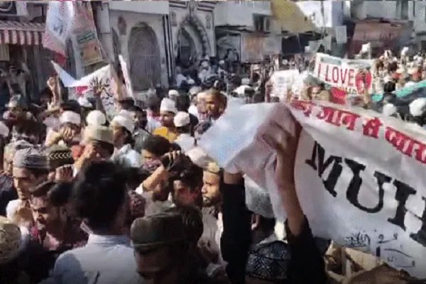 आई लव मुहम्मद पर बरेली में बवाल, सड़कों पर उतरी भीड़; पुलिस ने किया लाठीचार्ज, छोड़े आंसू गैस के गोले