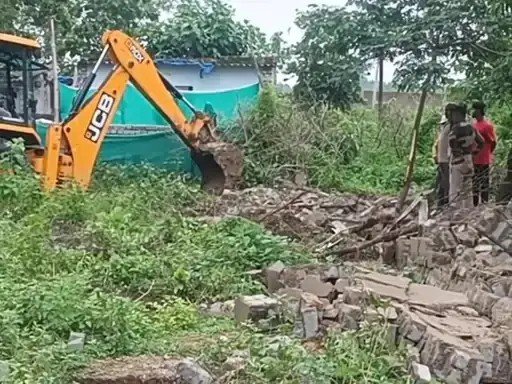 (कोरबा) वन भूमि से अवैध कब्जा हटाया गया: डिंगापुर में जेसीबी से तोड़ी पक्की दीवार, कब्जाधारी का नहीं चल सका पता