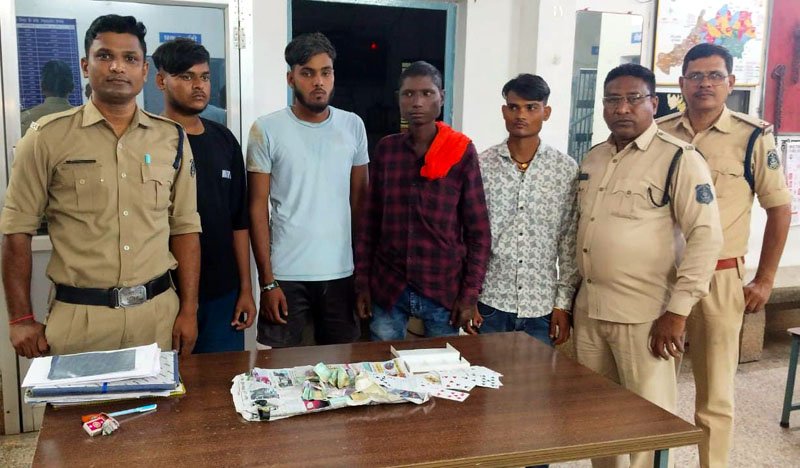 (नारायणपुर) ताश पत्ती से जुआ खेल रहें 4 आरोपियों को थाना लालबाग पुलिस ने किया गिरफ्तार