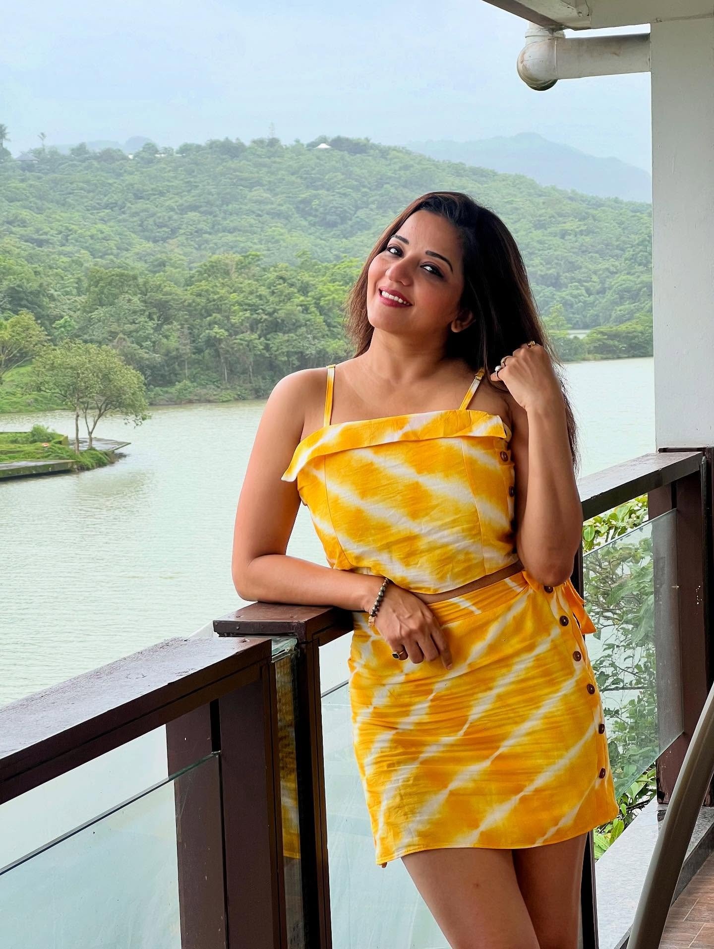 येलो प्रिंटेड मिनी ड्रेस में मोनालिसा का चिल मोड ऑन, खूबसूरत वादियों के बीच शेयर कीं तस्वीरें