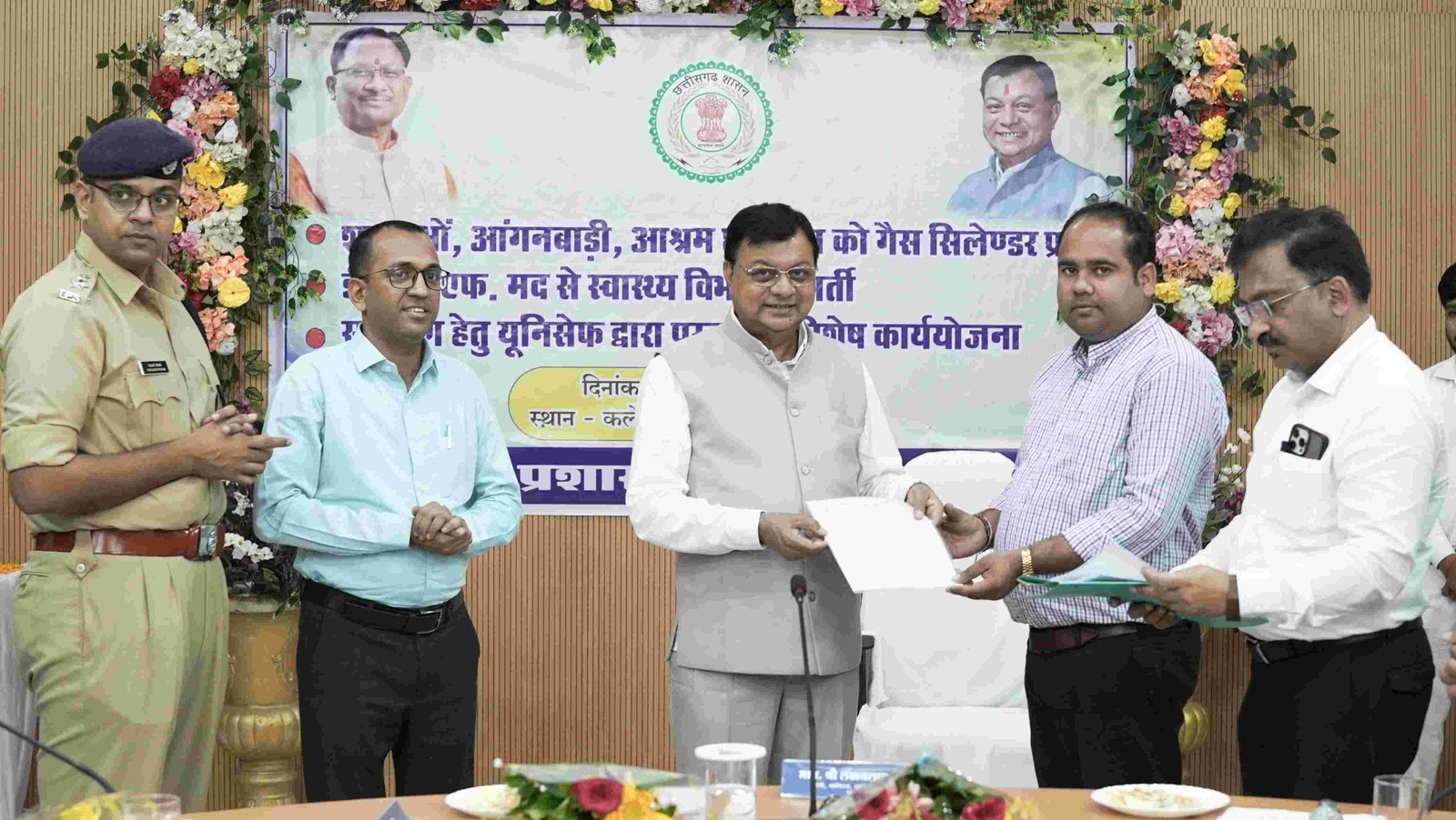 (कोरबा) मंत्री लखन लाल देवांगन ने स्वास्थ्य कर्मियों एवं अतिथि शिक्षकों को प्रदान किया नियुक्ति पत्र