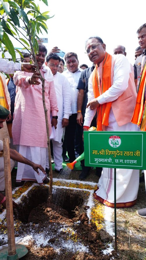 (रायपुर) मुख्यमंत्री साय ने एक पेड़ मां के नाम अभियान के अंतर्गत लगाया केसर आम का पौधा