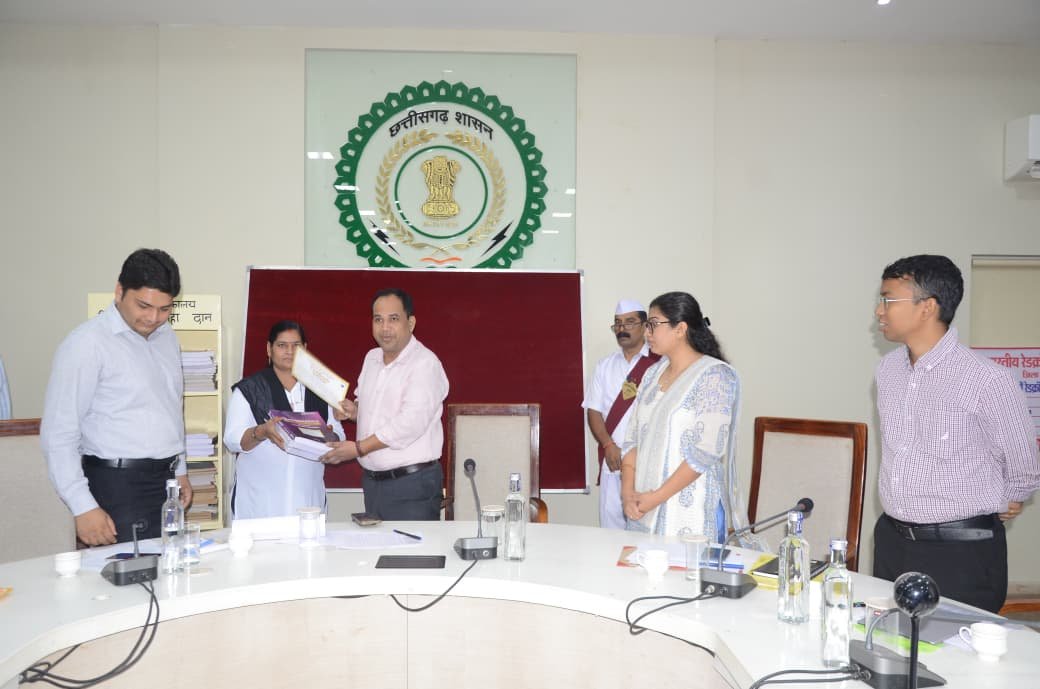 (रायपुर) स्मृति पुस्तकालय योजना से शिक्षा को मिला नया संबल : साधना स्वर्णबेर ने दान की 150 पुस्तकें