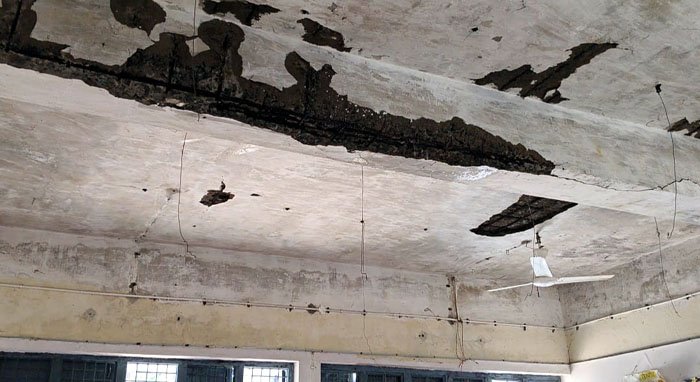(जगदलपुर) टपकती, दरकती छत के नीचे जान जोखिम में डालकर पढ़ाई कर रहे हैं नौनिहाल