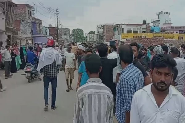 अयोध्या में छात्र की ट्रेन के सामने कूदकर आत्महत्या, परिजनों ने किया रोड जाम