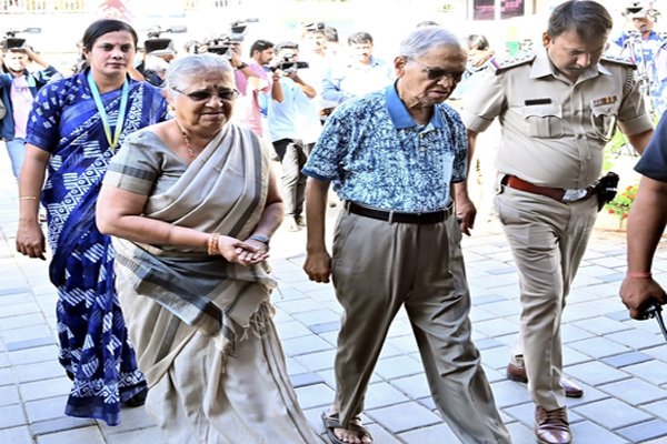 इन्फोसिस के संस्थापक नारायण मूर्ति और पत्नी सुधा मूर्ति ने कर्नाटक जाति जनगणना में भाग लेने से किया इनकार