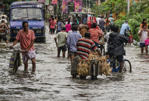 कोलकाता में रात भर बारिश से बाढ़, 9 लोगों की मौत