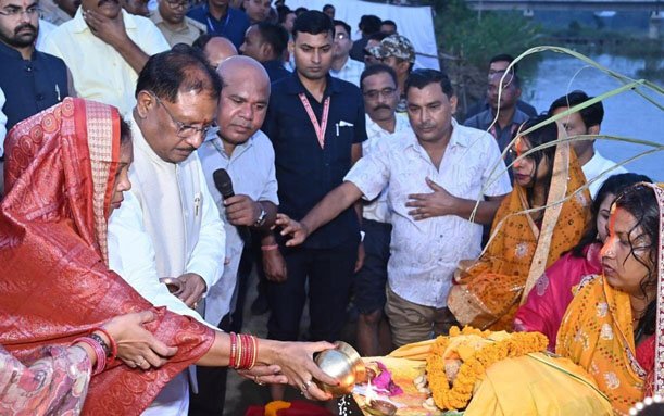 (रायपुर) मुख्यमंत्री ने जशपुर में दुलदुला छठ घाट में सूर्य को दिया अघ्र्य