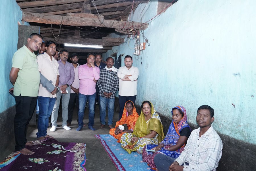 (जशपुरनगर) सर्पदंश से मृत छात्र के परिजनों को मुख्यमंत्री की धर्मपत्नी श्रीमती कौशल्या साय से मिली चार लाख रूपये का सहायता राशि