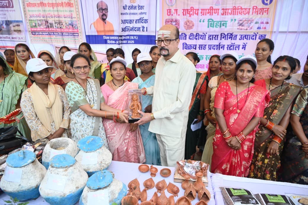 (कवर्धा,) राज्यपाल रमेन डेका ने लखपति दीदियों के हुनर को सराहा, दिए आगे बढऩे के टिप्स