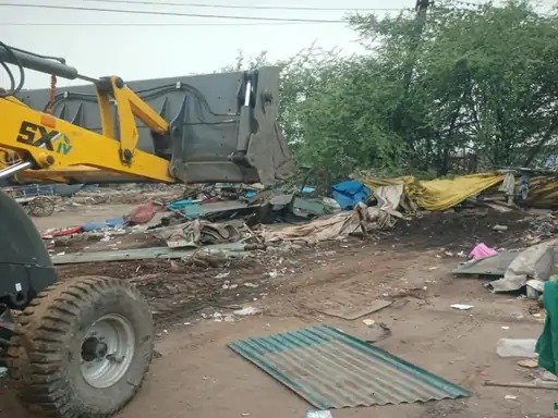 (रायपुर) गांजा तस्करों के घर पर चला बुलडोजर, 60 भेजे गए जेल
