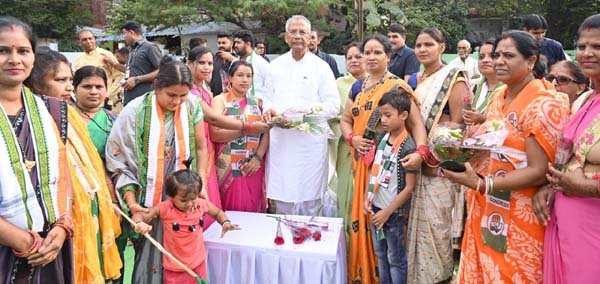 (दुर्ग) दुर्ग ग्रामीण विधानसभा कांग्रेस प्रत्याशी ताम्रध्वज साहू ने नगर निगम रिसाली के विभिन्न वार्डो में पहुंच कर जनता का लिया आशीर्वाद