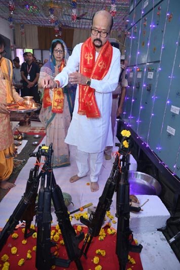 (रायपुर) राज्यपाल श्री डेका ने विजयादशमी के अवसर पर राजभवन में शस्त्र पूजन और हवन किया
