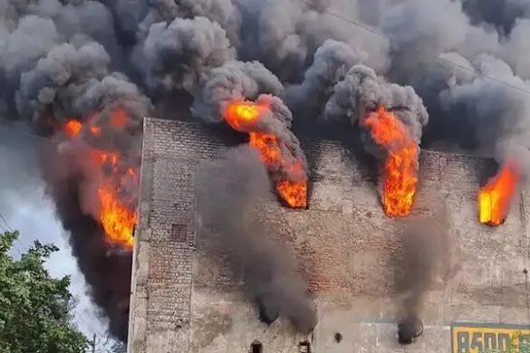 बवाना में फैक्ट्री में लगी भीषण आग, मौके पर दमकल की 22 गाड़ियां; धुएं का गुबार देख मची अफरातफरी