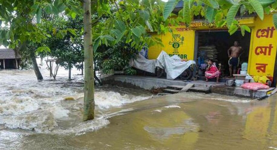 पश्चिमी मेदिनीपुर में बाढ़ से जन जीवन प्रभावित, 2 की मौत