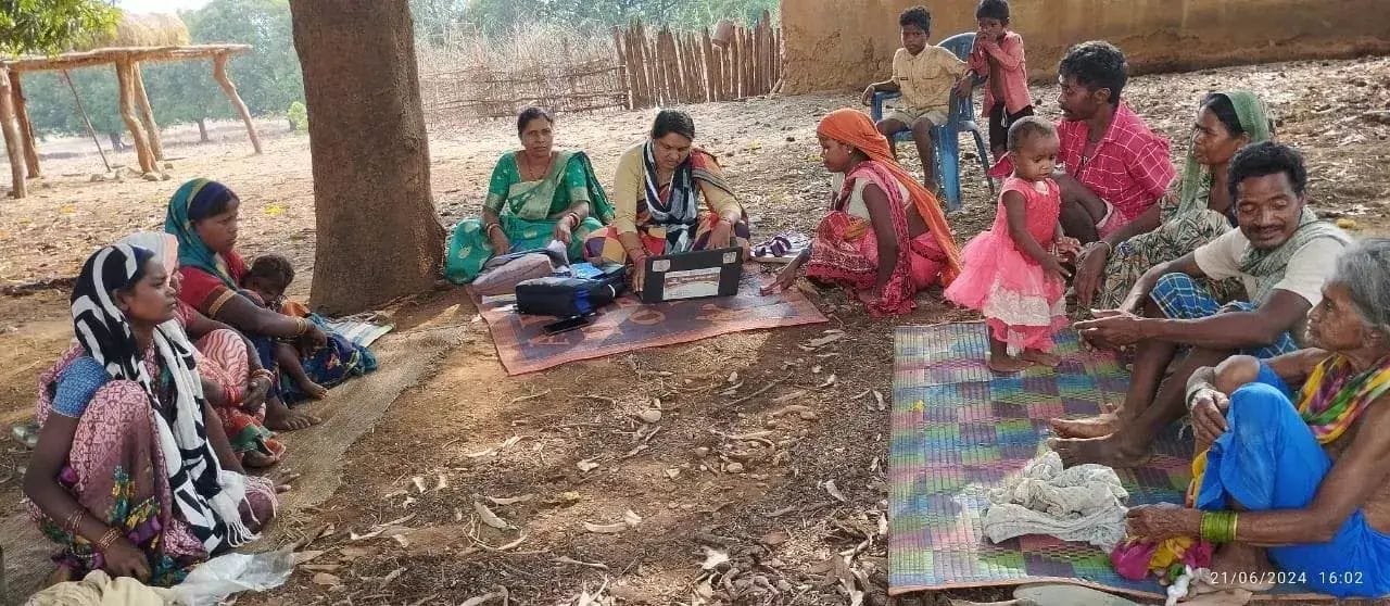 (सरगुजा) गांव-गांव पहुंचकर 11 करोड़ रुपए का कर चुकी हैं ट्रांजेक्शन