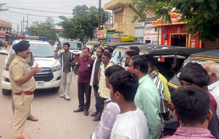 (नारायणपुर) यातायात पुलिस ने शहर में संचालित ऑटो/ई-रिक्शा वाहनों एवं चालकों का सत्यापन किया