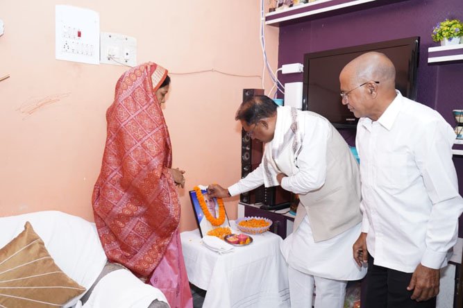 ( जशपुरनगर,)मुख्यमंत्री  विष्णुदेव साय ने स्वर्गीय मथुरा साव को दी श्रद्धांजलि