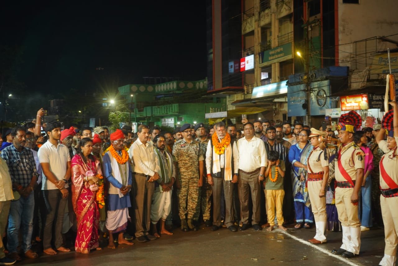 (जगदलपुर)  बस्तर दशहरा पर्व; फूल रथ की हुई तीसरी परिक्रमा