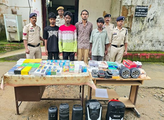 (जशपुर) मोबाइल शॉप में हुई चोरी का खुलासा,चार आरोपी गिरफ्तार