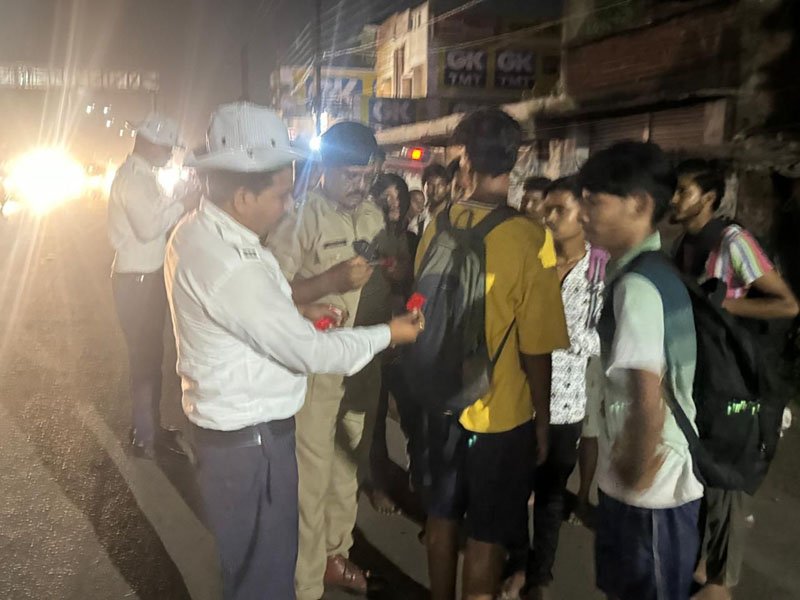 (दुर्ग-रायपुर) दुर्घटना से बचाने पदयात्रियों के पीठ-बैग में लगाया जा रहा रेडियम