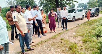 (बीजापुर) अपूर्ण आवासों का कारण जानने हितग्राहियों से मिली जिला सीईओ