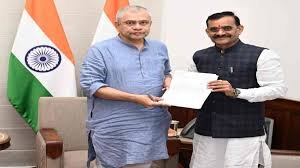  बुंदेलखंड को दिवाली गिफ्ट: खजुराहो से वाराणसी वंदे भारत एक्सप्रेस ट्रेन को मिली हरी झंडी, रेलवे ने जारी किया शेड्यूल