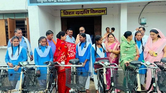 (धमतरी) भाजपा प्रदेश उपाध्यक्ष रंजना साहू की उपस्थिति में छात्राओं को किया गया साइकिल वितरण
