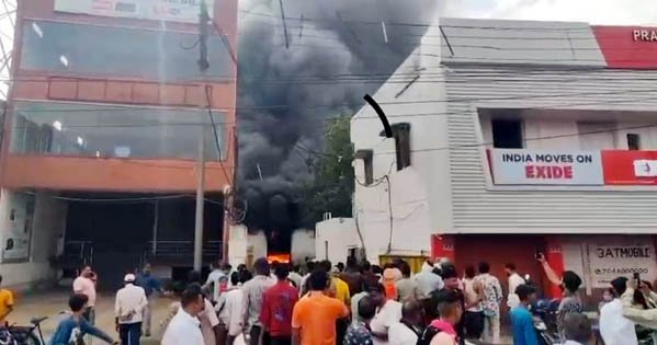 (रायपुर) पेंट-थिनर फैक्ट्री में भीषण आग, दमकल की टीम मौके पर जुटी