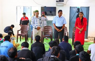 (बीजापुर) अशिक्षितों को साक्षर बनाने की पहल: उल्लास साक्षर केंद्र का दूसरा बैच शुरू